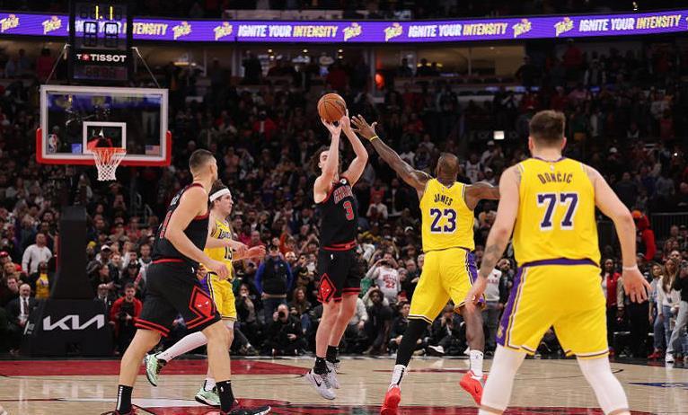 乐鱼体育-打鸡血了！湖人129-118公牛，看数据：他是头号功臣！