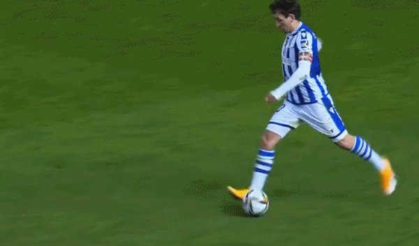 乐鱼下载安装-西媒：德容手球判罚有争议 同一裁判执法双标