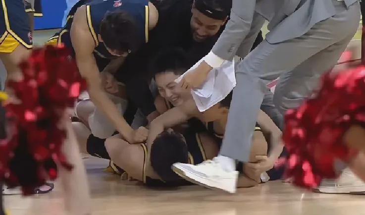 乐鱼平台-0秒绝杀!再见了,崔永熙!这才是广东队第一侧翼